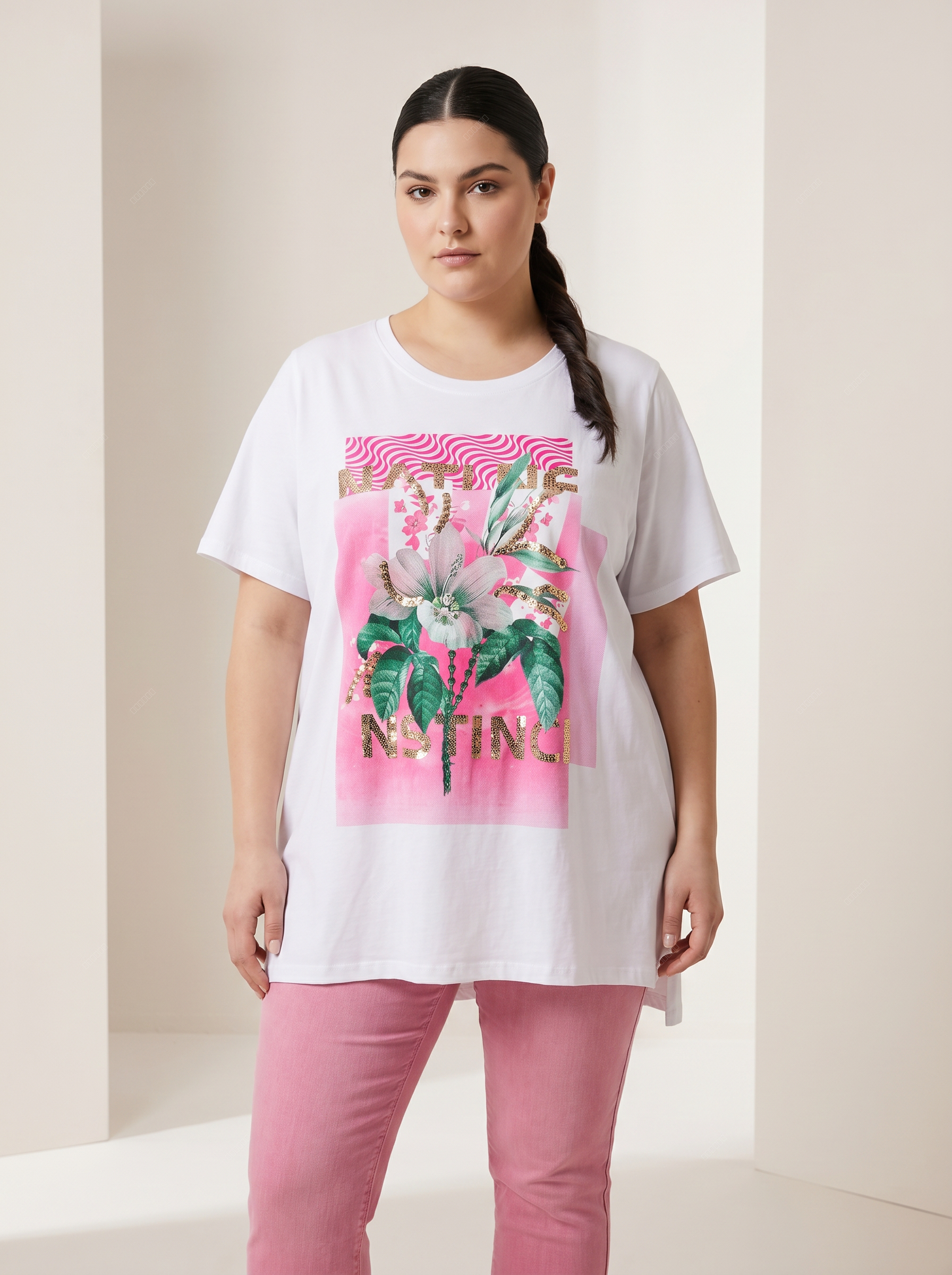 Модерна тениска с розово цвете и щампа PLUS SIZE модел