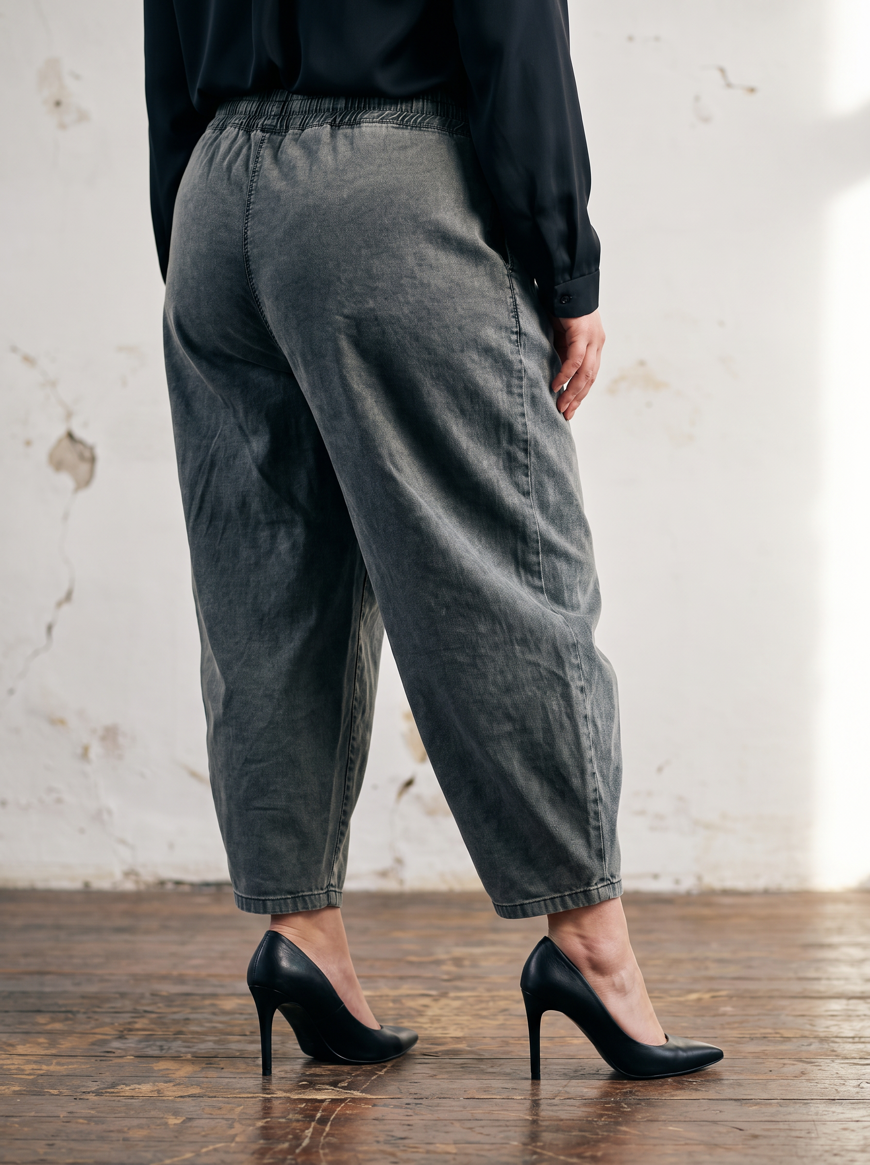 Фешън модерен панталон в сиво големи размери