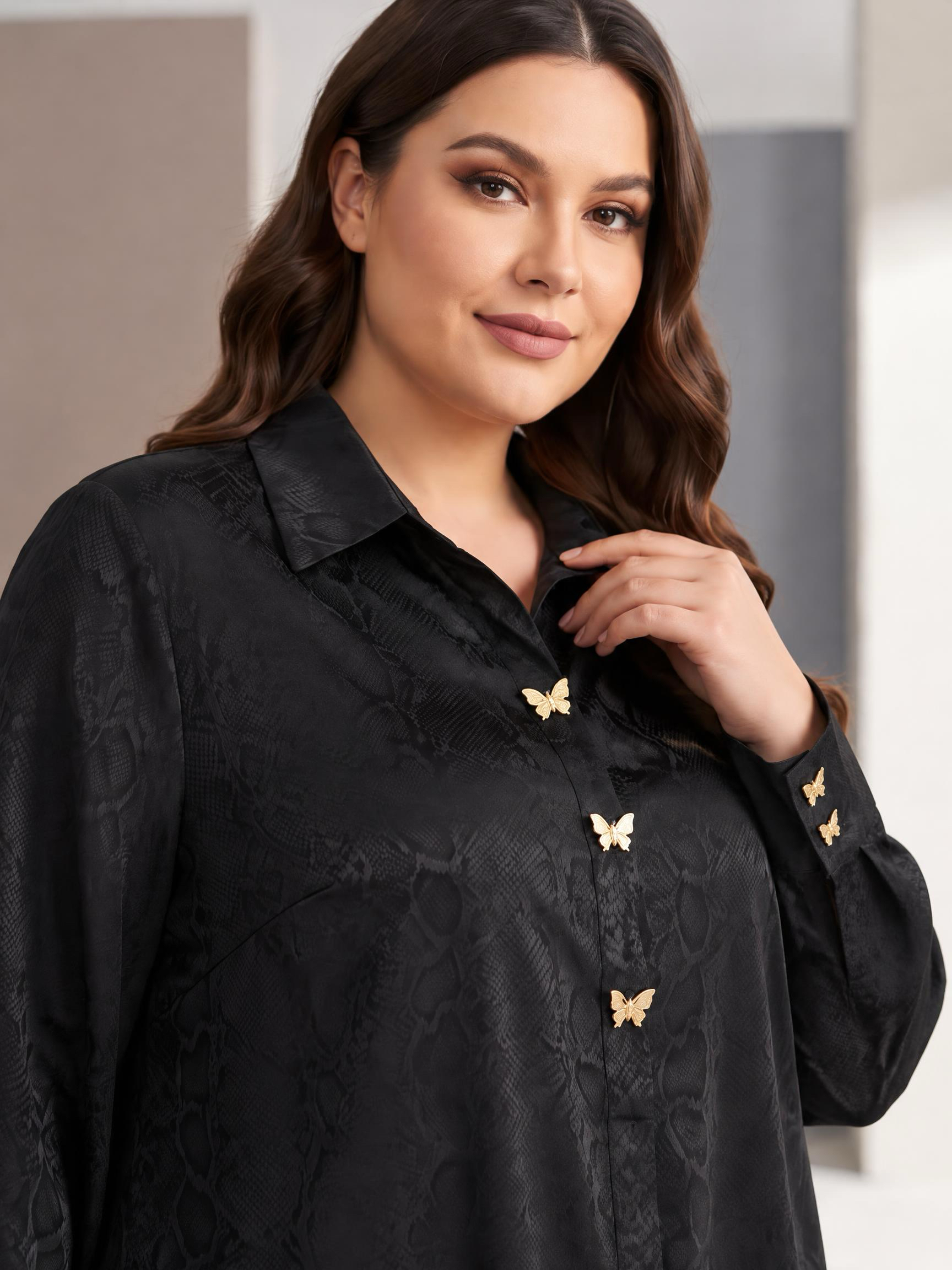Модерна риза със златни акценти PLUS SIZE 