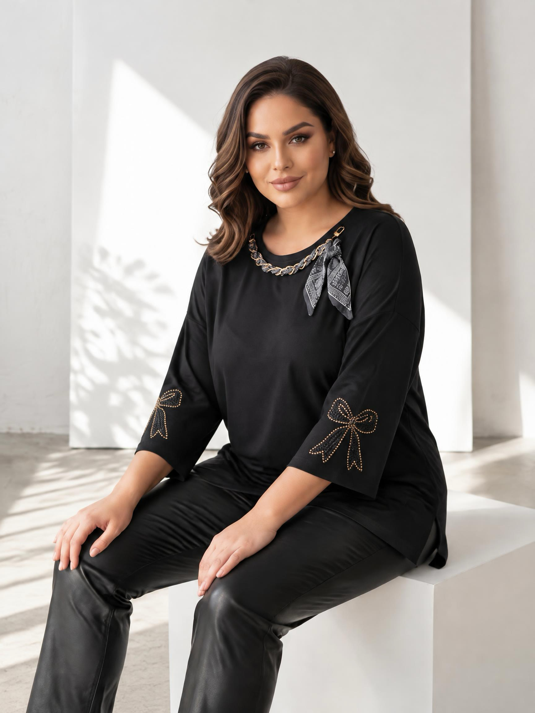 Черна блуза в ефектно колие PLUS SIZE модел 