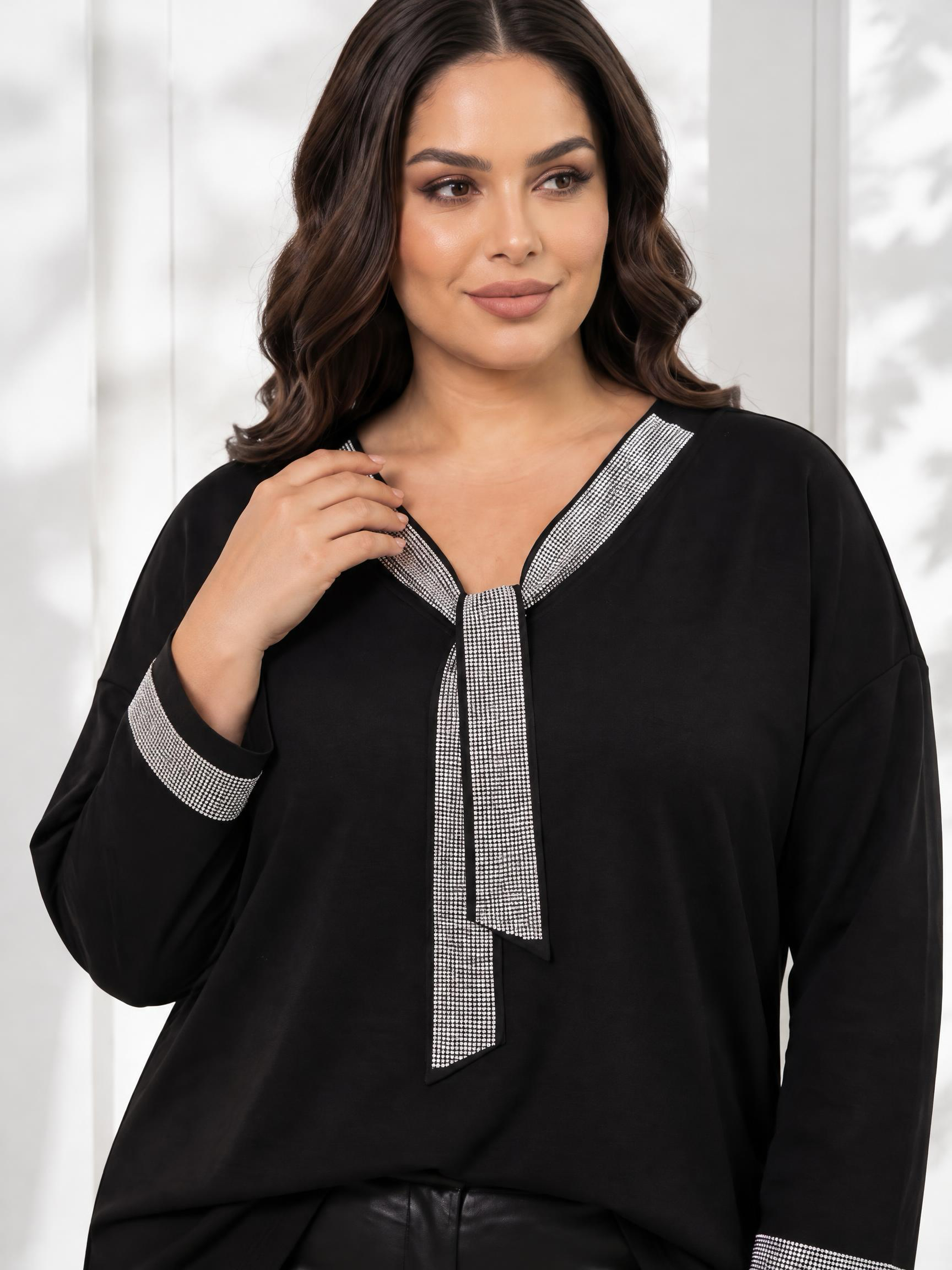 Стилна блуза с красиво деколте PLUS SIZE модел