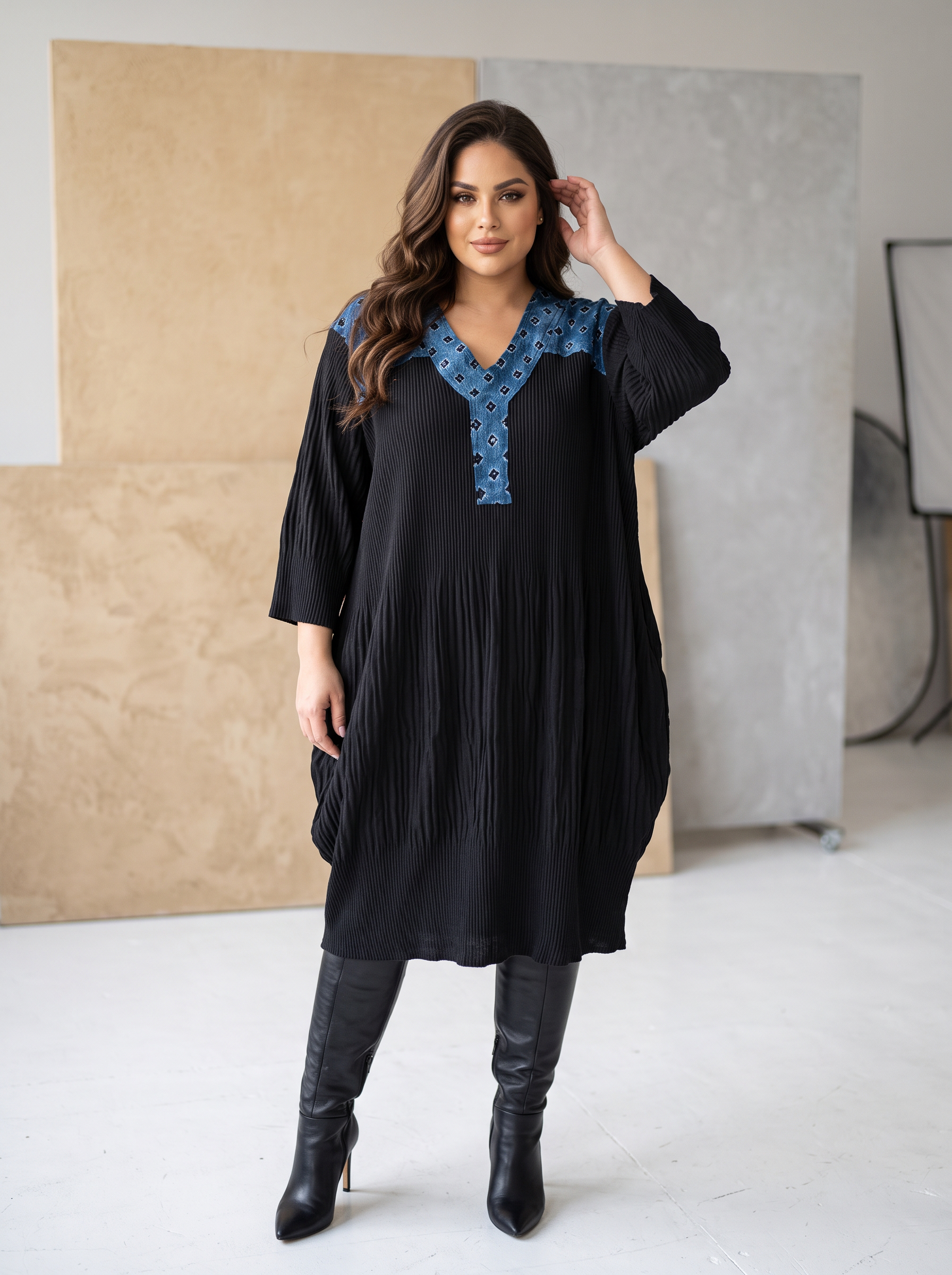 Дизайнерска PLUS SIZE рокля  в черно с дънкови детайли 