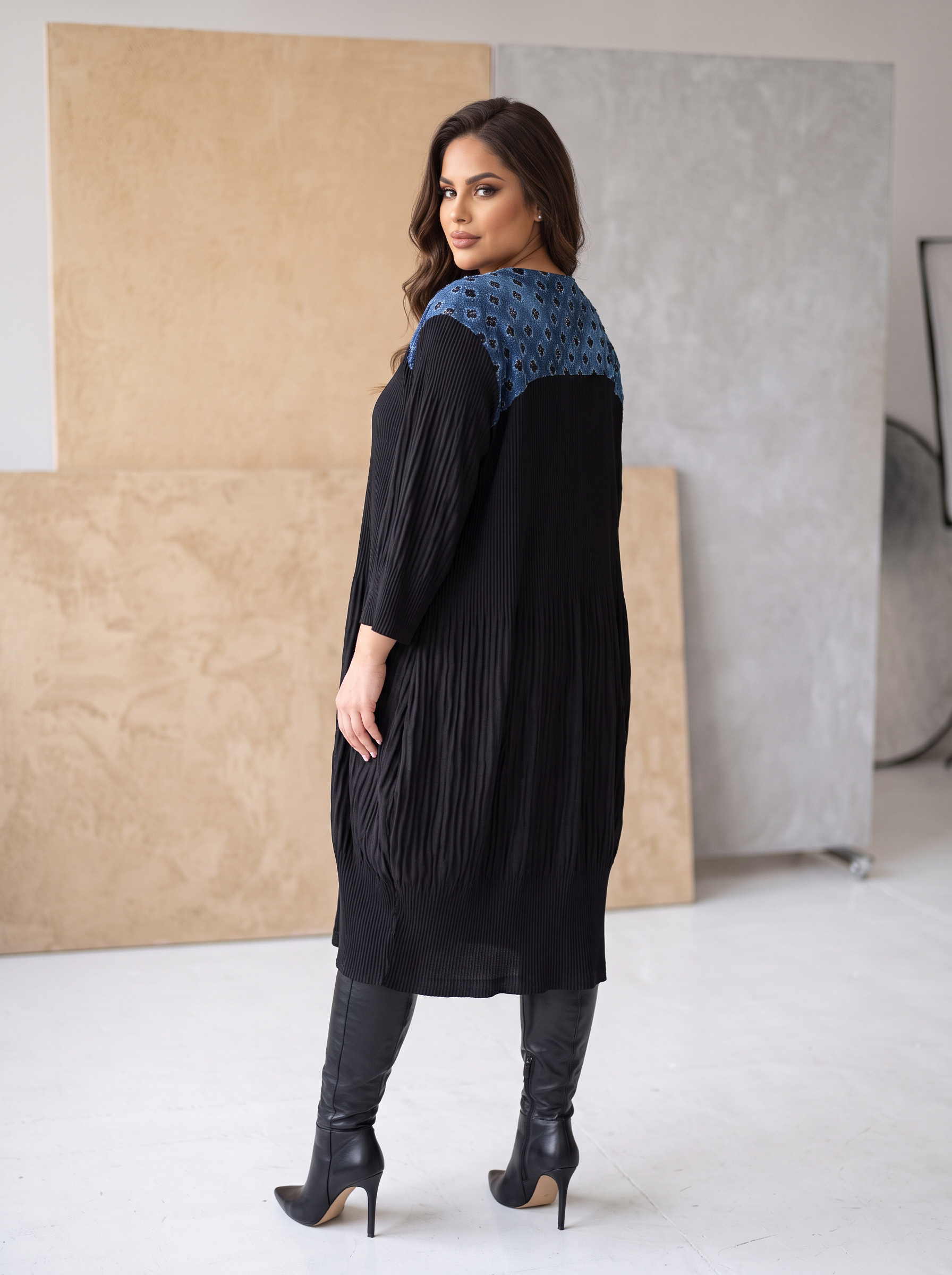 Дизайнерска PLUS SIZE рокля  в черно с дънкови детайли 