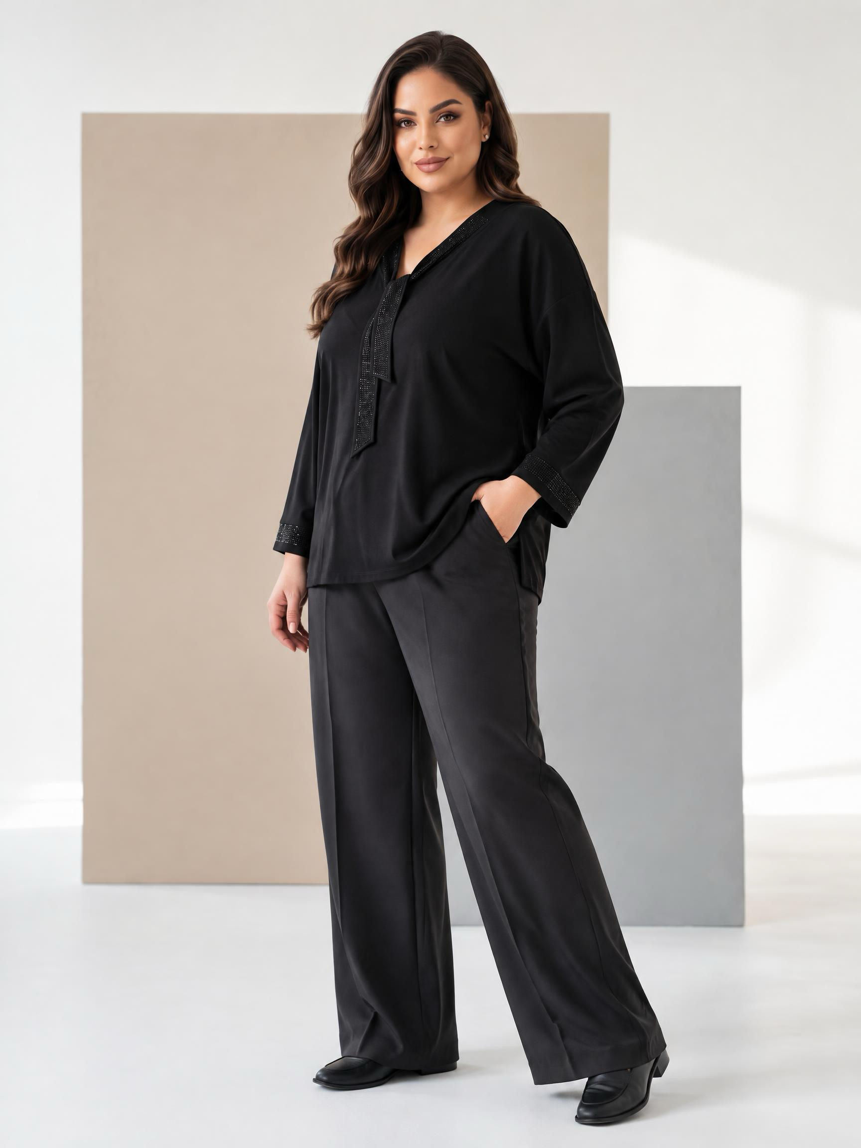 Стилна блуза с красиво деколте PLUS SIZE черно