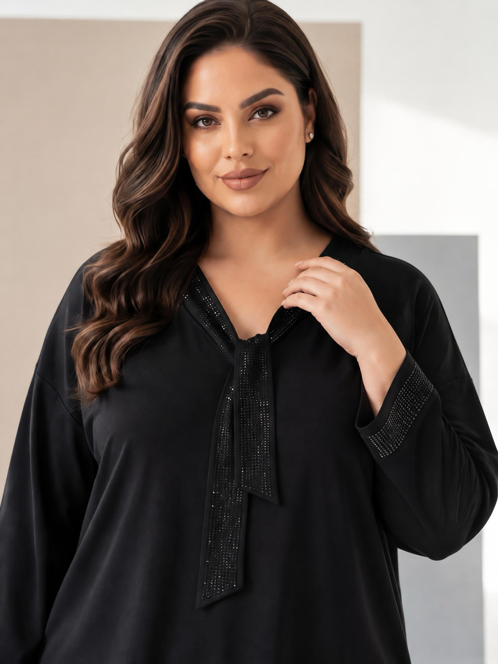Стилна блуза с красиво деколте PLUS SIZE черно