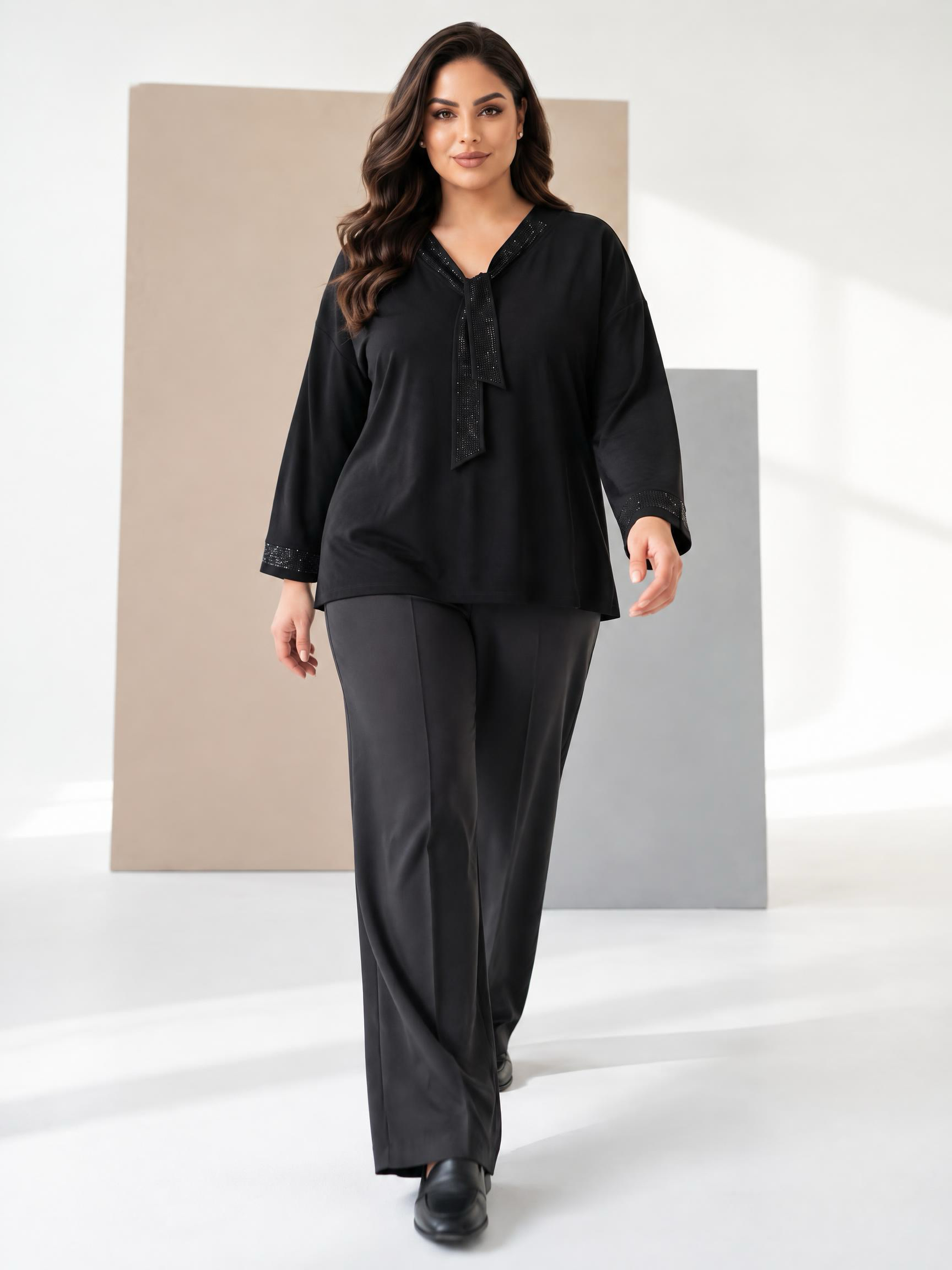 Стилна блуза с красиво деколте PLUS SIZE черно