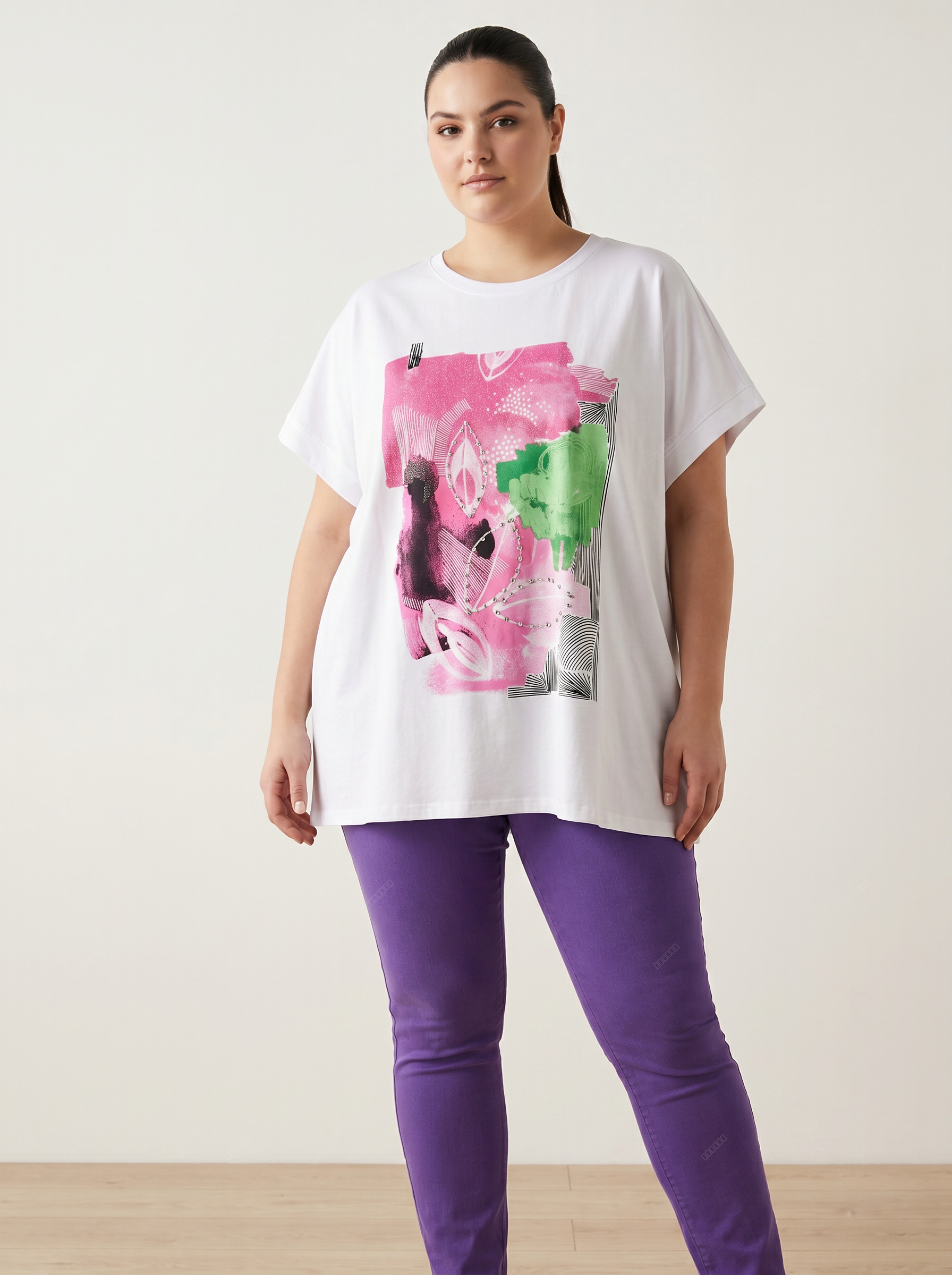 Модерна тениска в бяло с розова щампа PLUS SIZE модел