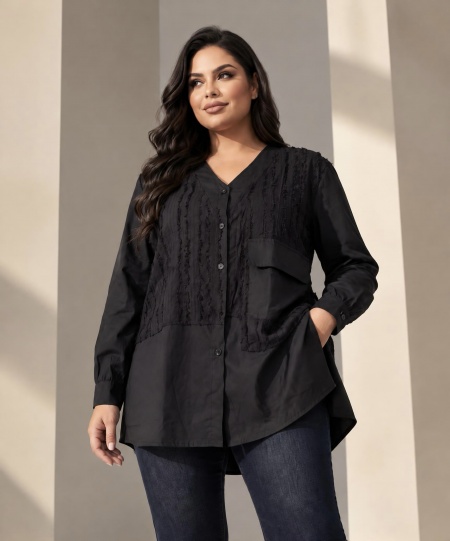 Ефеткна черна риза в големи размери 